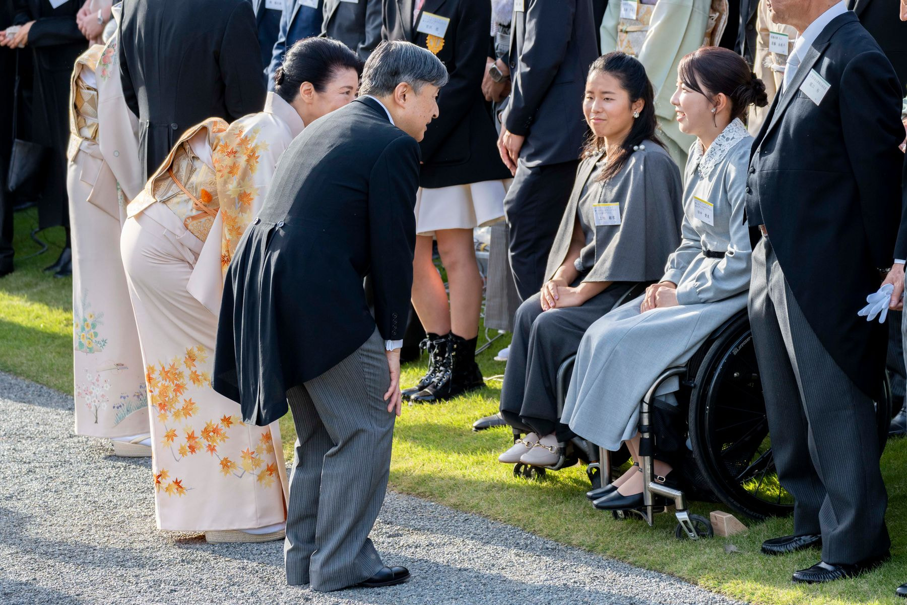 招待者とご歓談あそばされる天皇皇后両陛下