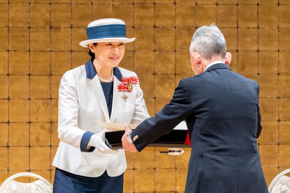 有功章をご授与になる皇后陛下