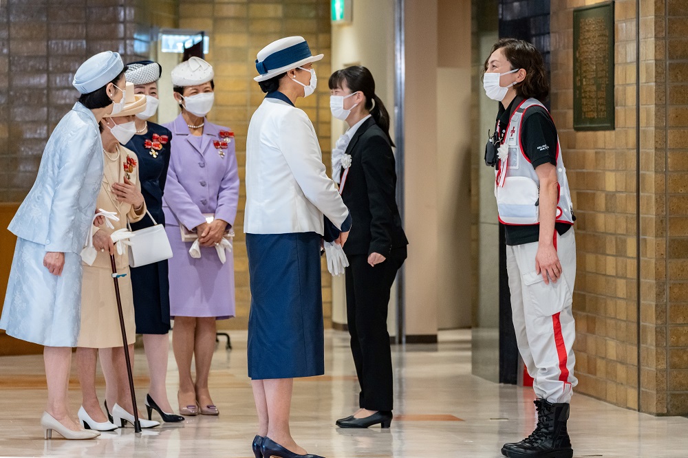 実践活動報告者とご歓談になる、皇后陛下と妃殿下方