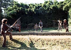 叉手網を使って鴨を傷つけることなく捕獲する賓客	