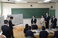 授業をご視察になる皇太子同妃両殿下