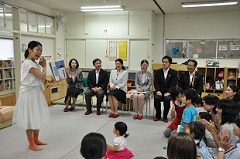 こどもの日にちなみ子育て支援施設「ゆったりーの」をご訪問になる皇太子同妃両殿下