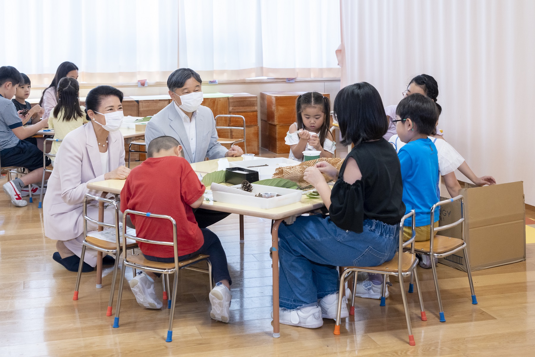 こどもの日にちなみ千代田区立九段幼稚園をご訪問になる天皇皇后両陛下（千代田区立九段幼稚園）
