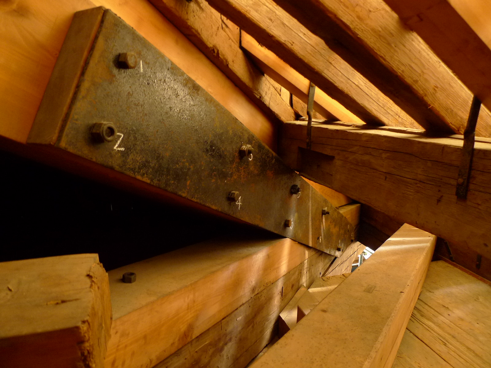 屋根面，軒小天井板撤去後の隅木周辺の様子