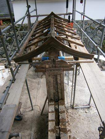 西門の組立状況。（正倉西門）