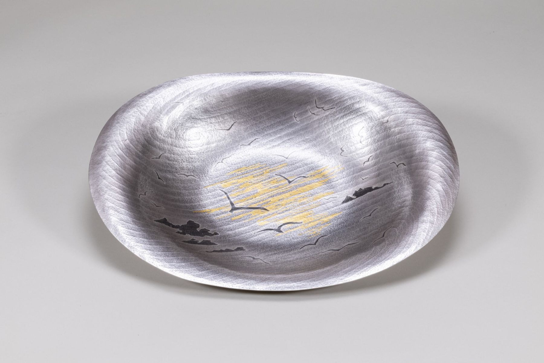 銀打出皿　「海景」（ぎんうちだしさら　かいけい）