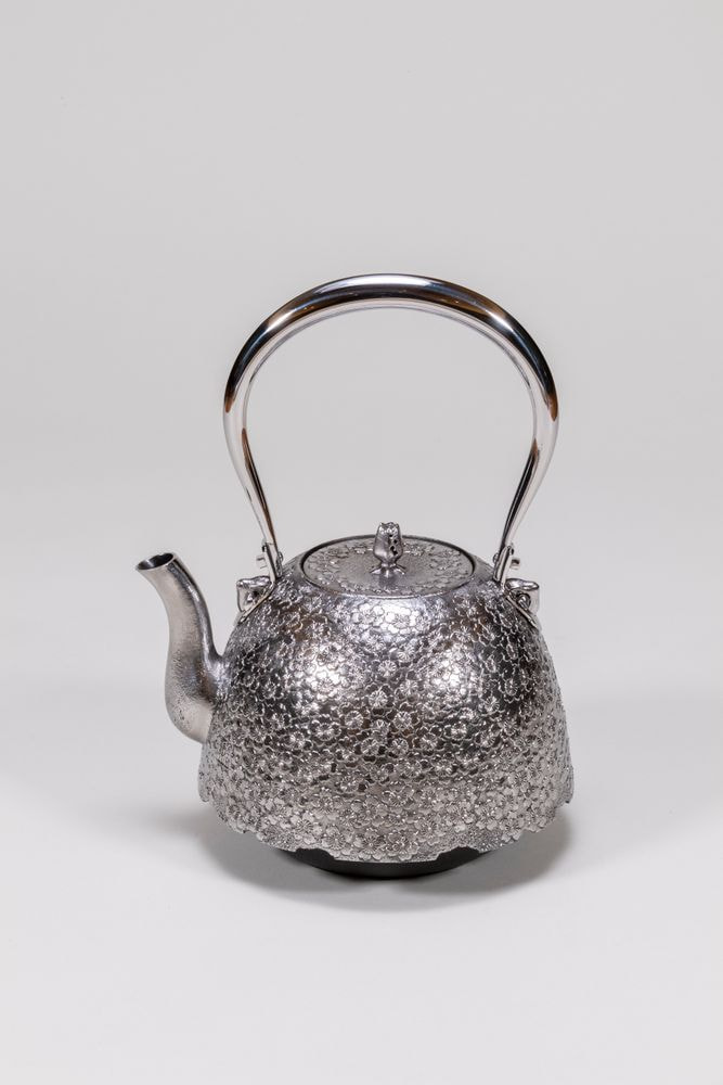 南部鉄器　鉄瓶　（南部砂鉄　石割桜南部形鐵瓶）（なんぶさてつ　いしわりざくらなんぶがたてつびん）