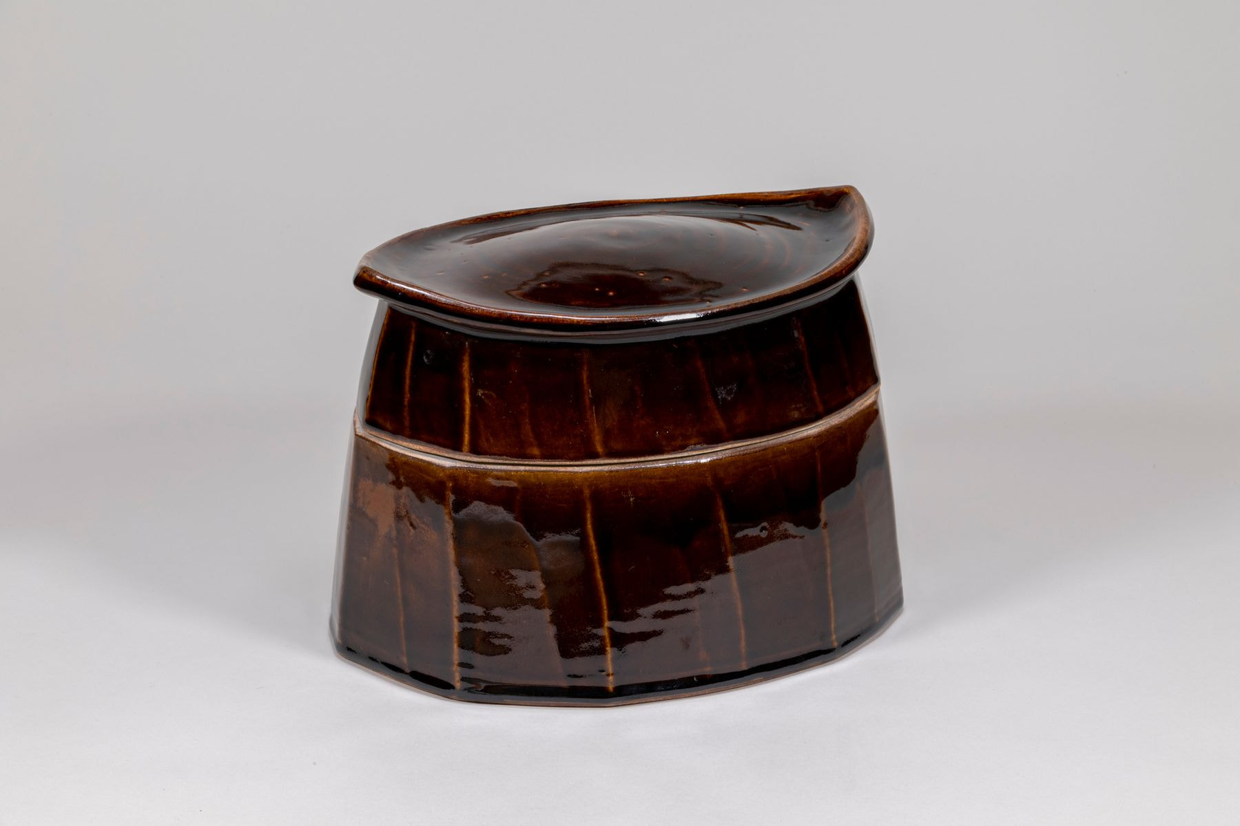 飴釉楕円面取蓋物（あめゆうだえんめんとりふたもの）