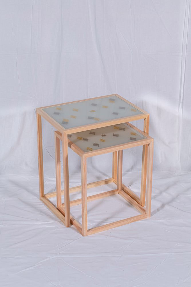 伊予生糸を使用した絹ガラスのネストテーブル（いよいとをしようしたきぬがらすのねすとてーぶる）