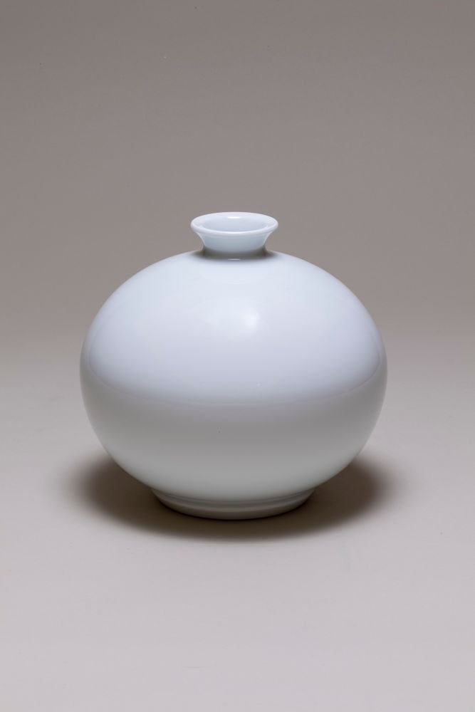 白磁丸形壺　（陶磁器）（はくじまるがたつぼ　とうじき）