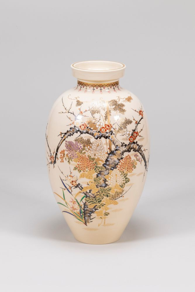 薩摩焼　「白薩摩一尺花瓶　（四君子）」（さつまやき　しろさつまいっしゃくかびん　しくんし）