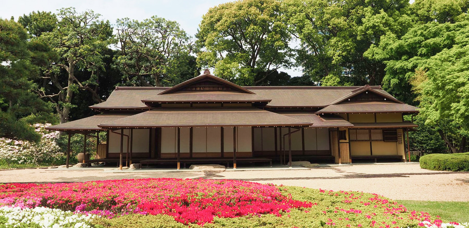 園内に残る歴史的建造物と皇居附属庭園の美