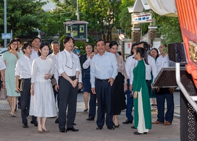 「御朱印船」のレプリカの説明を聞かれる両殿下