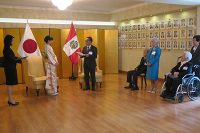 写真2：佳子内親王殿下がペルー日系人協会員とのご懇談において、ペルー日系人協会会長より挨拶を受けられる様子（日秘文化会館　サロン・ドラード）