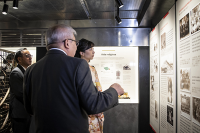 写真4：佳子内親王殿下が史料館館長より常設展のご説明を受ける様子（日秘文化会館　日本人ペルー移住史料館） （写真提供：ペルー日系人協会（Asociación Peruano Japonesa））