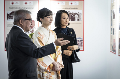 写真5：佳子内親王殿下が史料館館長より150周年記念回顧展のご説明を受ける様子（日秘文化会館　日本人ペルー移住史料館） （写真提供：ペルー日系人協会（Asociación Peruano Japonesa））