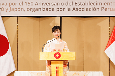 写真7：佳子内親王殿下が記念式典においてお言葉を述べる様子（日秘文化会館　大ホール） （写真提供：ペルー日系人協会（Asociación Peruano Japonesa））