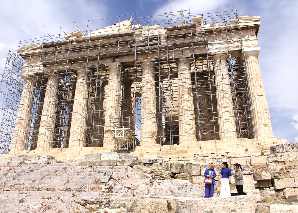 写真3：修復現場で説明をお受けになる様子