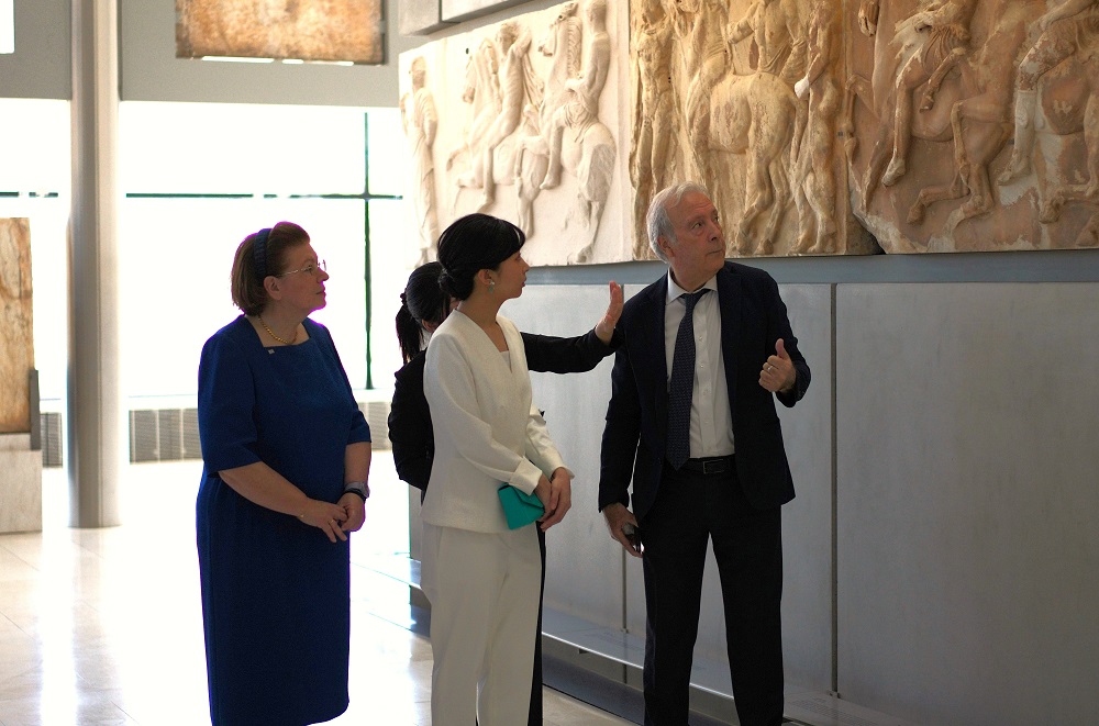 写真1：パルテノン神殿のフリーズの彫刻をご覧になる様子