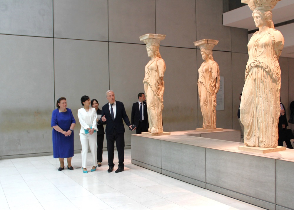 写真2：カリアティデス（柱を兼ねた女性の立像群）をご覧になる様子