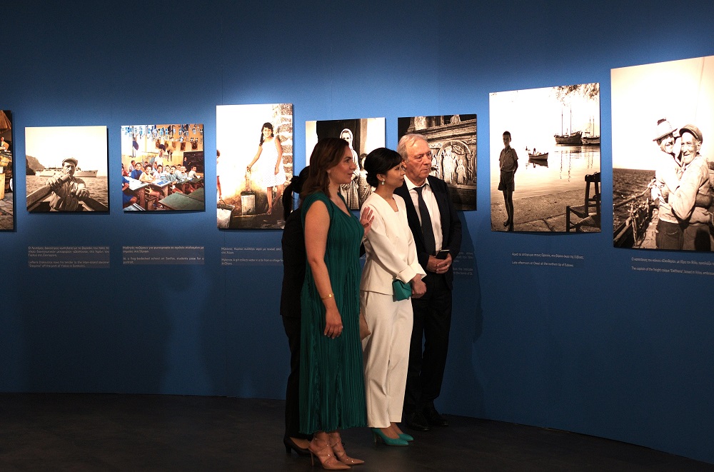 写真3：写真展をご覧になる様子