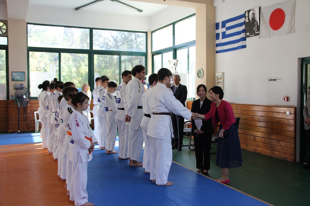 写真2：選手と交流される様子