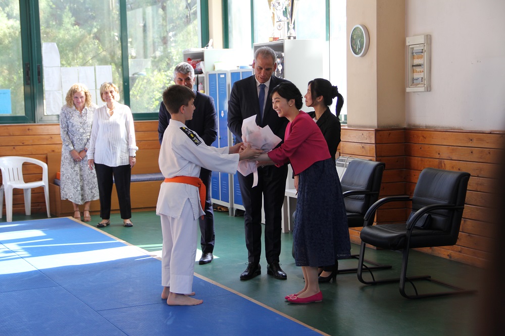 写真3：花束を受け取られる様子