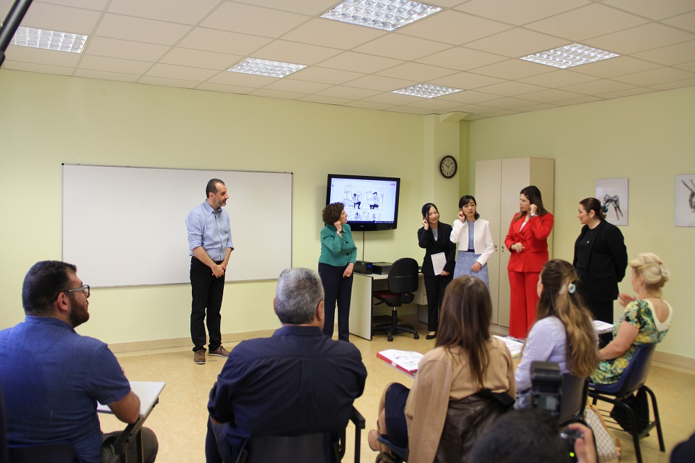 写真2：手話教室の様子