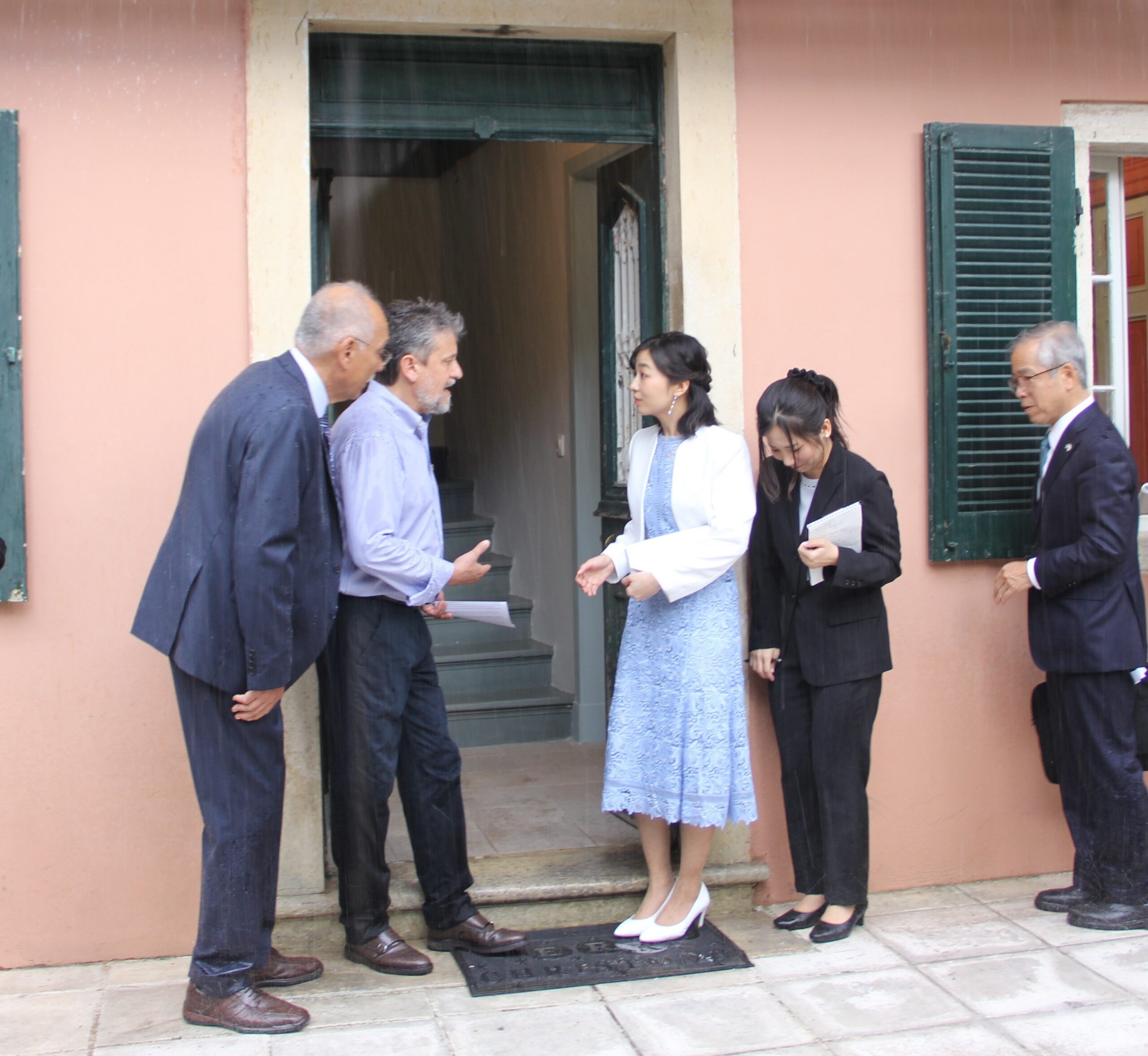 写真1：施設概要の説明をお受けになる様子