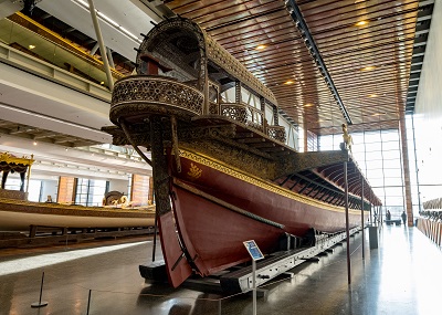 朱塗りのガレー船の展示