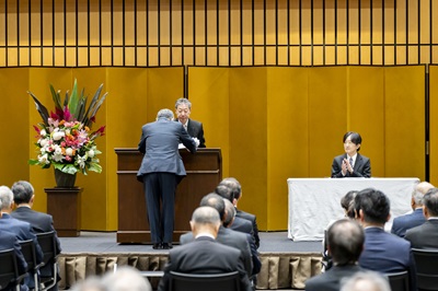 水産功績者への賞状贈呈