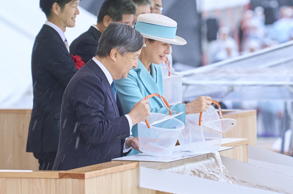 第44回全国豊かな海づくり大会海上歓迎行事にご臨席になる天皇皇后両陛下（宿田曽漁港（三重県南伊勢町））