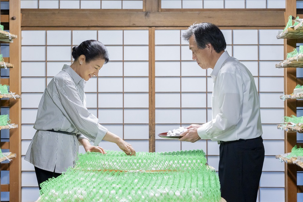 初繭搔きをなさる皇后陛下
（紅葉山御養蚕所）
